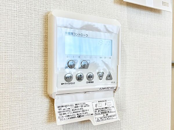 ホコリの舞い上げや空気の乾燥をおさえ、足元からぽかぽかあたたまる床暖房。