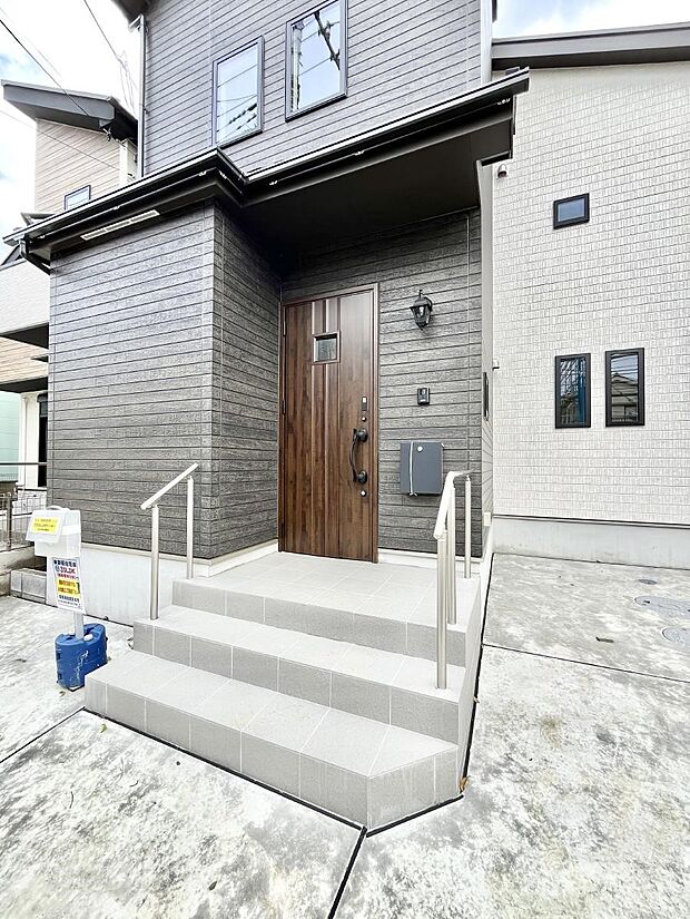 大切な家族、来客を出迎える玄関。玄関前は屋根付きで雨が降っていても濡れにくいです。