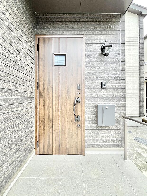 住まいの顔を演出する、玄関ドア。