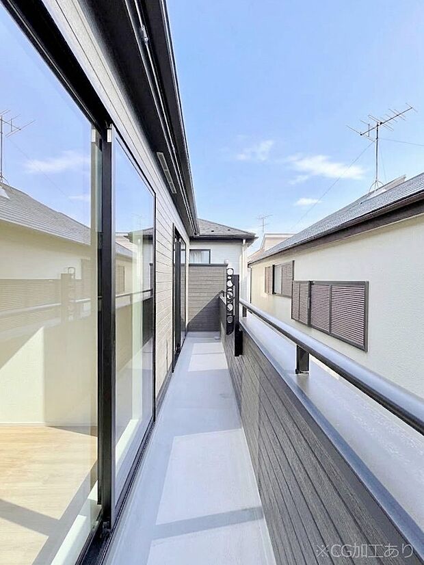 暖かな陽光が降り注ぐバルコニーはお洗濯におすすめ。爽やかな風も心地よいです。