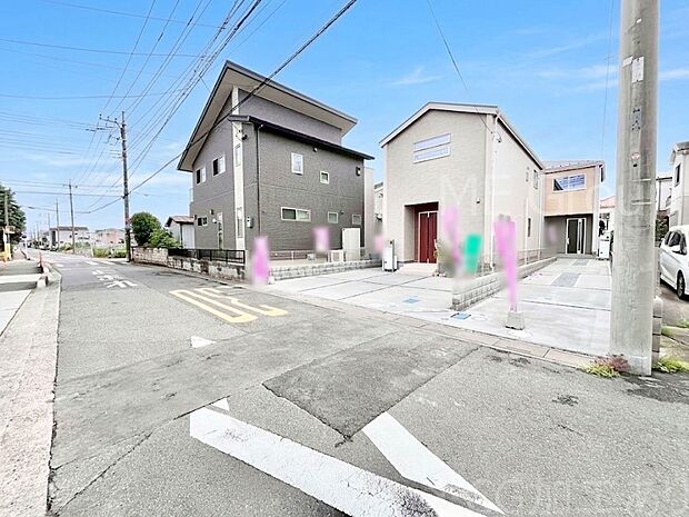 奥まった地形は、車道に面しておらず、静かでプライベート感を味わえる立地です。