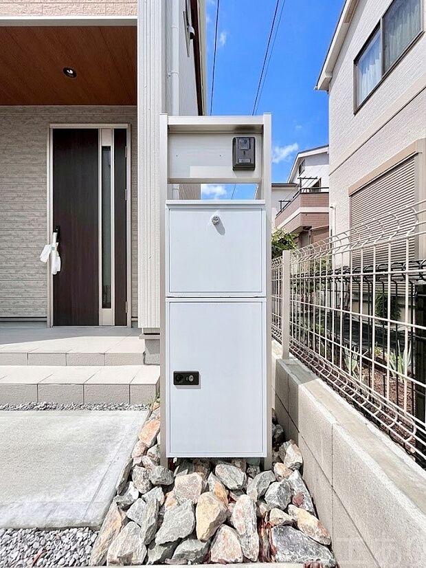 表札・インターホン・ポスト・宅配ＢＯＸをひとつに集約。エントランスになじむシンプルデザイン。