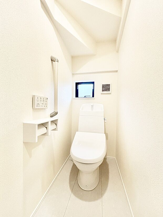 明るく清潔感のあるトイレです。