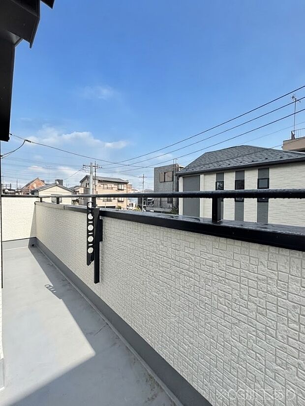 暖かな陽光が降り注ぐバルコニーはお洗濯におすすめ。爽やかな風も心地よいです。 