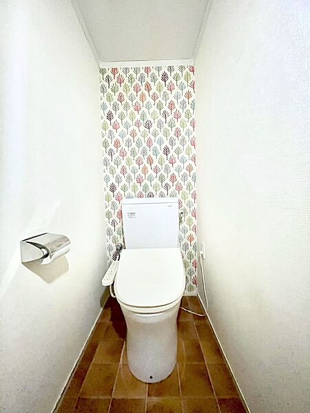 明るく清潔感のあるトイレです。