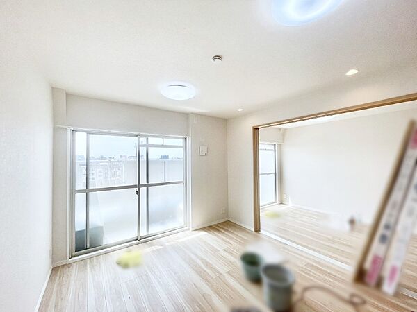 大きな窓からたっぷりの陽光と風を感じられるリビング
