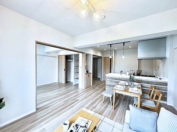 隣接の洋室を開放するとさらに広々