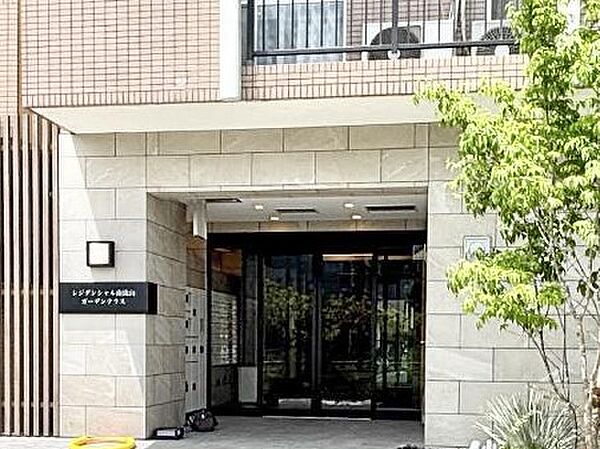 住居者や来訪者を気持ちよくお出迎え。落ち着いた佇まいが心地よいエントランス
