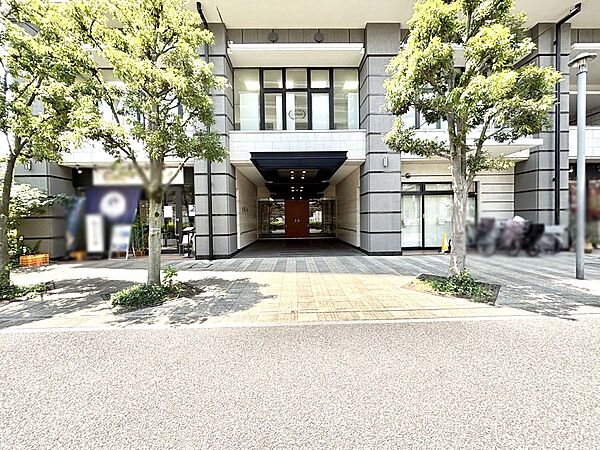 外観 綺麗なエントランスは、居住者を優しく迎えいれてくれます