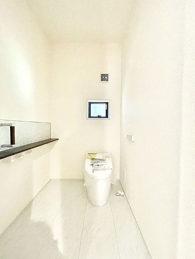 明るく清潔感のあるトイレです。