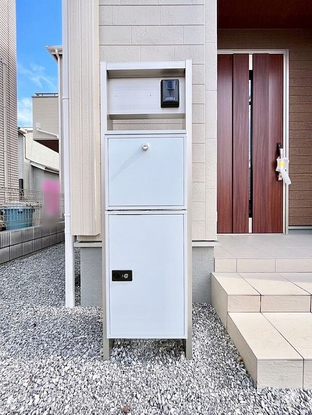 表札・インターホン・ポスト・宅配ＢＯＸをひとつに集約。エントランスになじむシンプルデザイン。