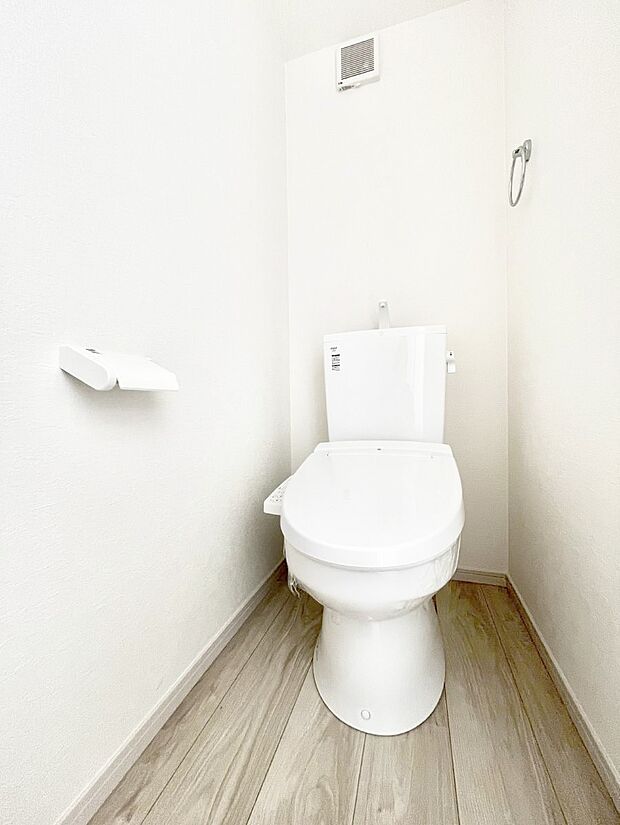 明るく清潔感のあるトイレです。