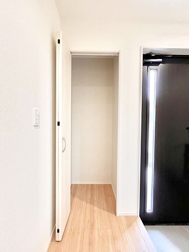 玄関ホール収納です。掃除道具やお出かけ用グッズの収納に便利です。
