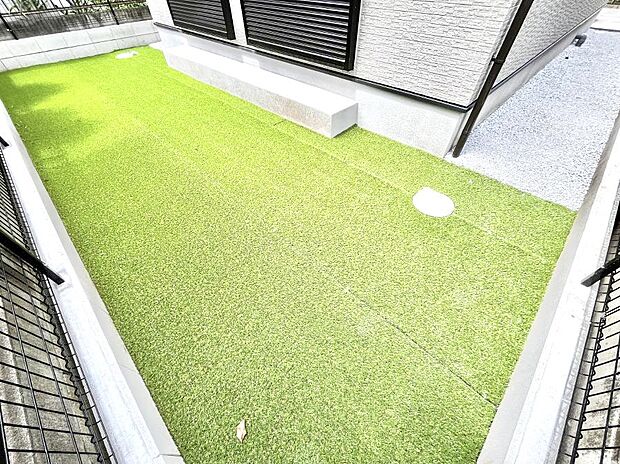プランターを並べて季節のお花を楽しめるお庭付き。