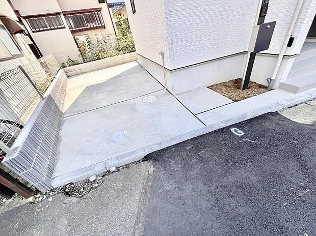 駐車2台可能！急なお客様の駐車に。また、ご家族の自転車スペースとしても大活躍。