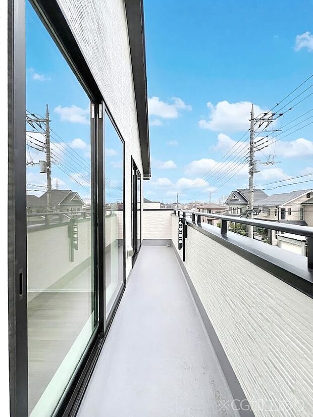 暖かな陽光が降り注ぐバルコニーはお洗濯におすすめ。爽やかな風も心地よいです。