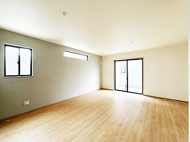 大きな窓からたっぷりの陽光と風を感じられるリビング