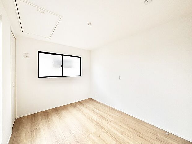 爽やかな日差しがお部屋全体を優しく包み込んでくれます。グルニエ付きのお部屋。