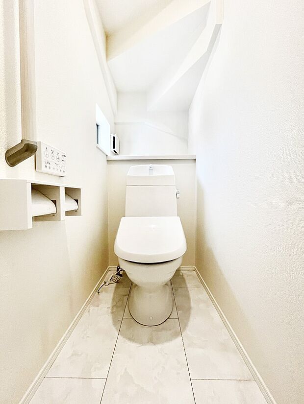 明るく清潔感のあるトイレです。