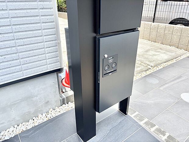 外観「宅配ボックス」 時間を気にせず宅配物をいつでも安全に受け取れます。