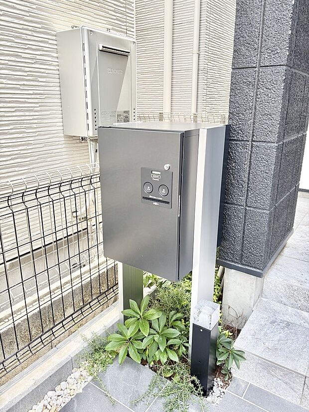 外観「宅配ボックス」 時間を気にせず宅配物をいつでも安全に受け取れます。