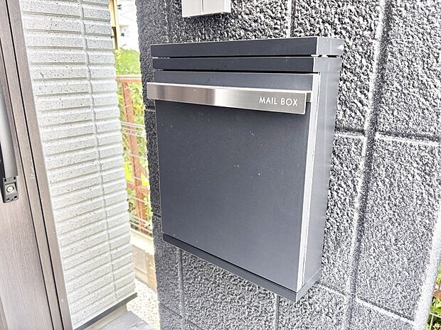 シンプルデザインのポスト。