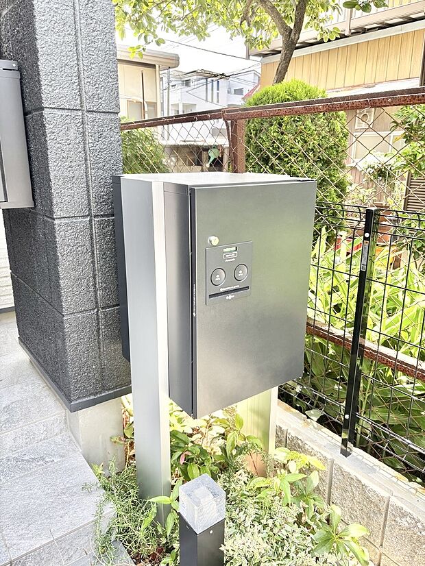 外観「宅配ボックス」 時間を気にせず宅配物をいつでも安全に受け取れます。