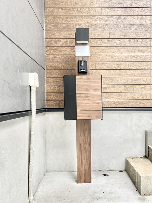 シンプルデザインのポスト。