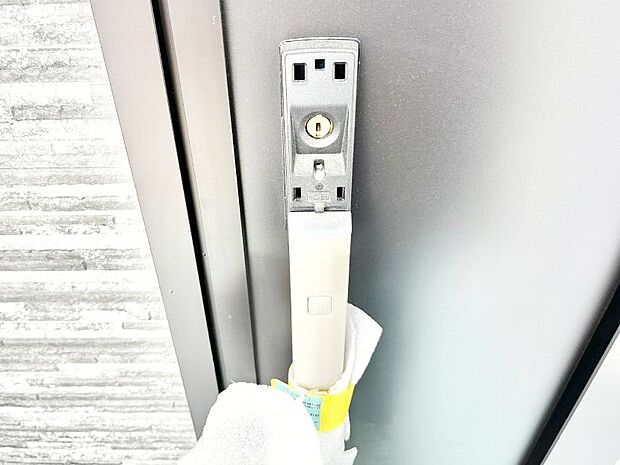 ボタンを押してかざすだけ!玄関ドアは電子キー仕様です。