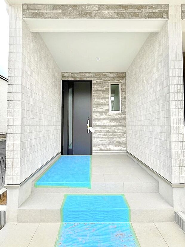 シンプルで落ち着いた雰囲気の玄関でご家族やお客様をお出迎え！