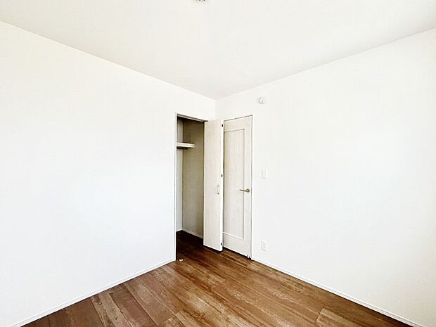 お子さまのお部屋としても!衣類の整理整頓に便利なクローゼット付きの洋室。