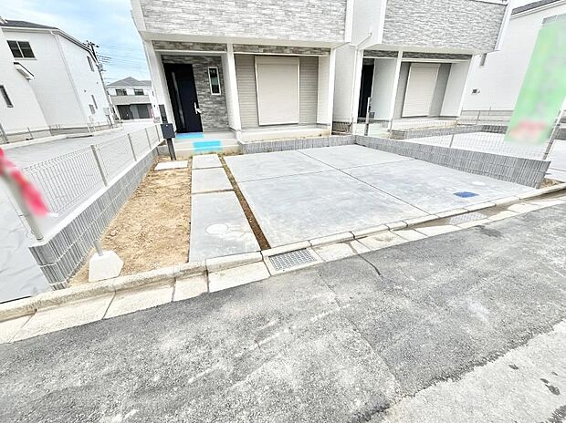 車の出し入れスムーズ！並列駐車2台分のカースペース付きです。