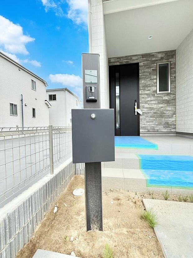 表札・インターホン・ポストをひとつに集約。エントランスになじむシンプルデザイン。