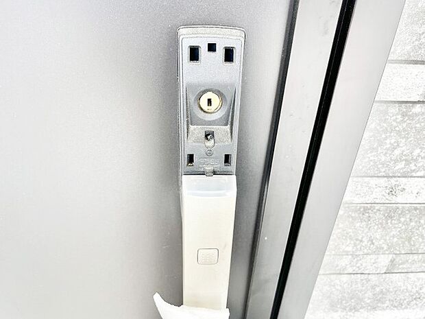 ボタンを押してかざすだけ!玄関ドアは電子キー仕様です。