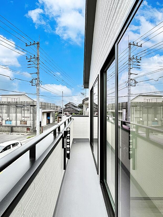 暖かな陽光が降り注ぐバルコニーはお洗濯におすすめ。爽やかな風も心地よいです。