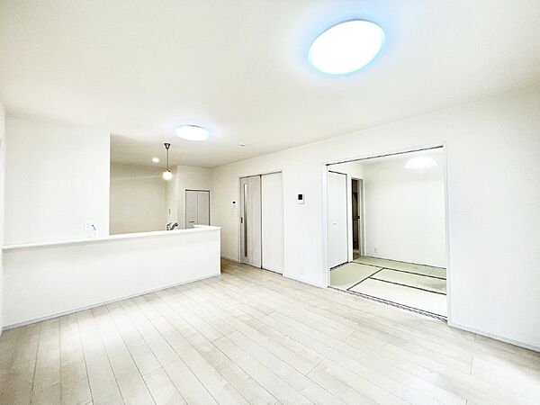 家族の笑顔が自然と生まれてくる、そんな雰囲気のダイニングに仕上がっています。