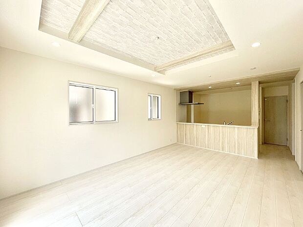 折上天井は立体的な奥行きがあるので、天井が広く見えて開放的な空間を演出できます。