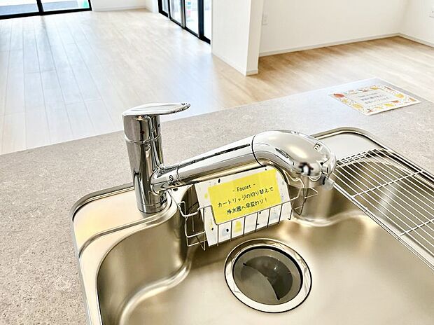 いつでも清潔なおいしいお水を。一つの水栓で水道水と浄水を使い分け。