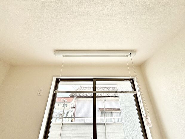 室内物干しポール。梅雨や花粉の時期に大活躍します。