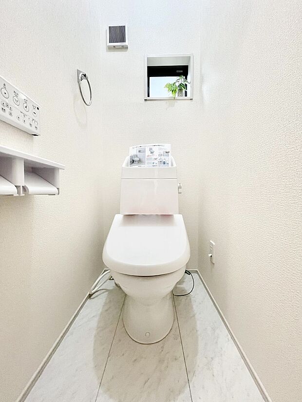 明るく清潔感のあるトイレです。 　