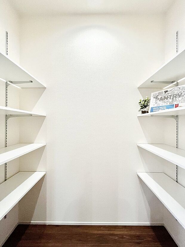 食品のストックや調理器具の保管に便利なパントリー