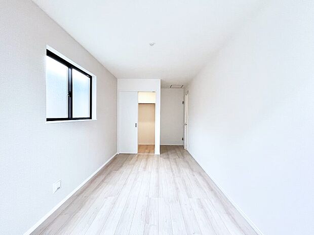 ウォークインクローゼットがあるお部屋。季節ごとの入れ替えも不要で便利です!