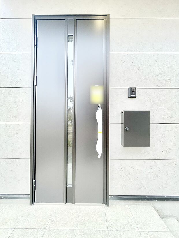 玄関前は雨が降っても濡れにくい屋根付き