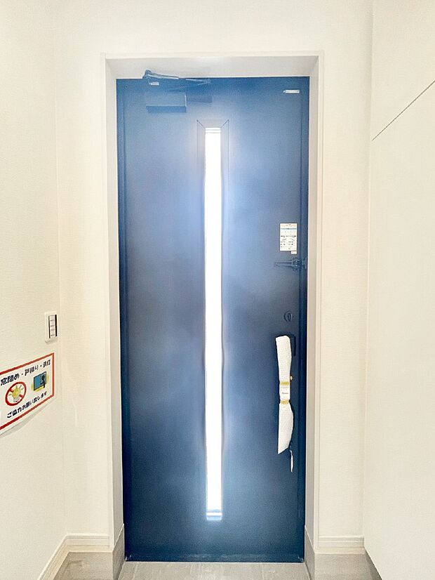 明るい陽光が入り込む玄関。ご家族の靴もスッキリ収納できる玄関収納付き!