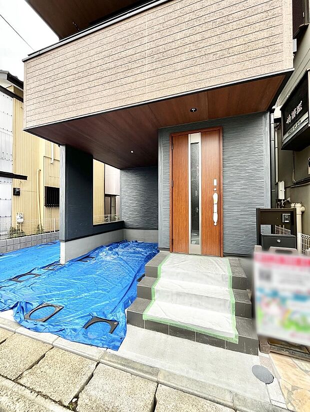 大切な家族、来客を出迎える玄関。