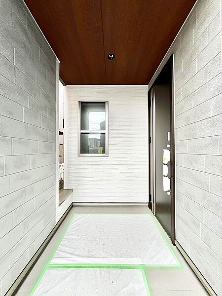 玄関前は雨が降っても濡れにくい屋根付き