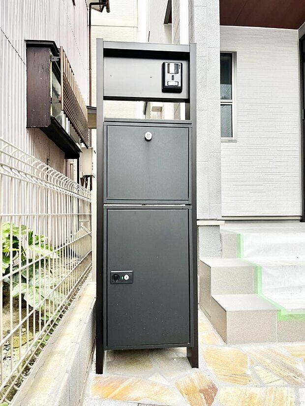 表札・インターホン・ポスト・宅配ＢＯＸをひとつに集約。エントランスになじむシンプルデザイン。