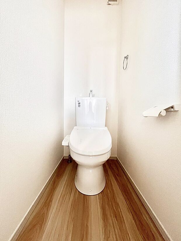 明るく清潔感のあるトイレです。 