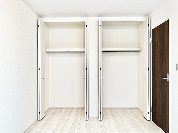 洋室のツインクローゼット。奥行きがあるので厚手の衣類もすっきり収まります。