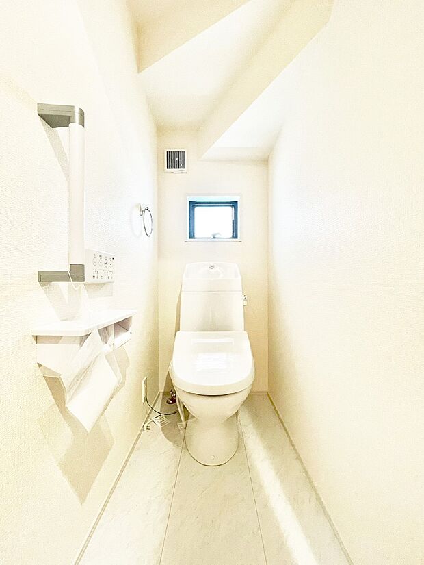 明るく清潔感のあるトイレです。